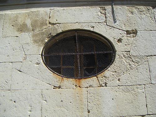 Les oculi dissemblables du château de Grignan (26)