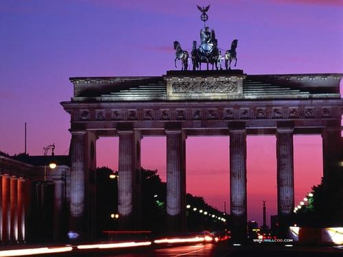 Brandenburg_Gate_Berlin_Germany_large.jpg?1287897925