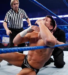 Rey Mysterio brise le nez de Cody Rhodes lors de leur combat à Smackdown du 21 janvier 2011