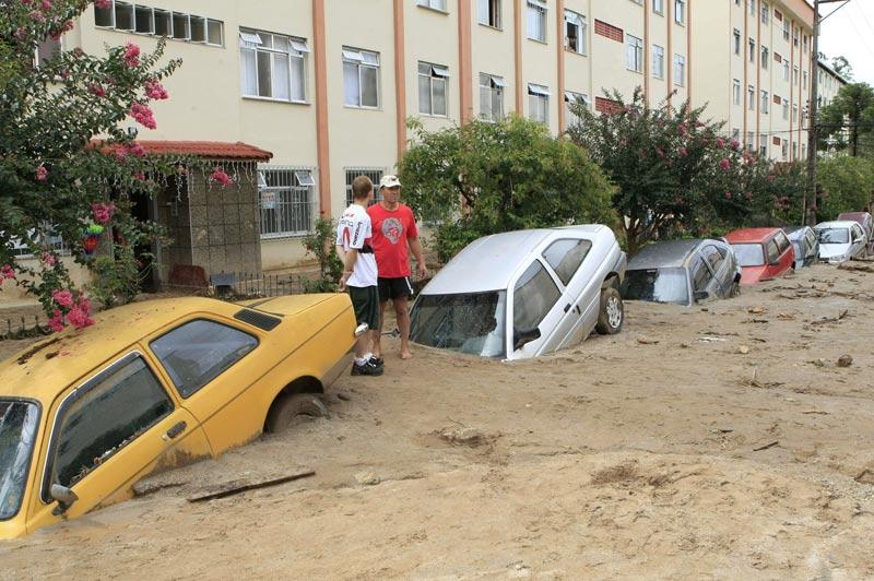 <b></div>«J’AI PLANTÉ LA VOITURE ! »</b> Plantées dans la boue séchée, ces voitures, qui ressemblent aux pièces d’un gigantesque jeu de dominos, témoignent de l’ampleur des inondations qui ont ravagé la région de Serrana, à l’ouest de Rio de Janeiro, au Brésil. Le bilan de la catastrophe pourrait atteindre un millier de morts et devrait encore s’alourdir. Car de nombreux habitants de la région sont encore portés disparus. Alors que la pluie ne cesse de tomber, des centaines de personnes menacées par de nouvelles coulées de boue attendent encore d’être évacuées. Coupée du reste du monde, la région, livrée aux pillards, est en état d’urgence absolue. 