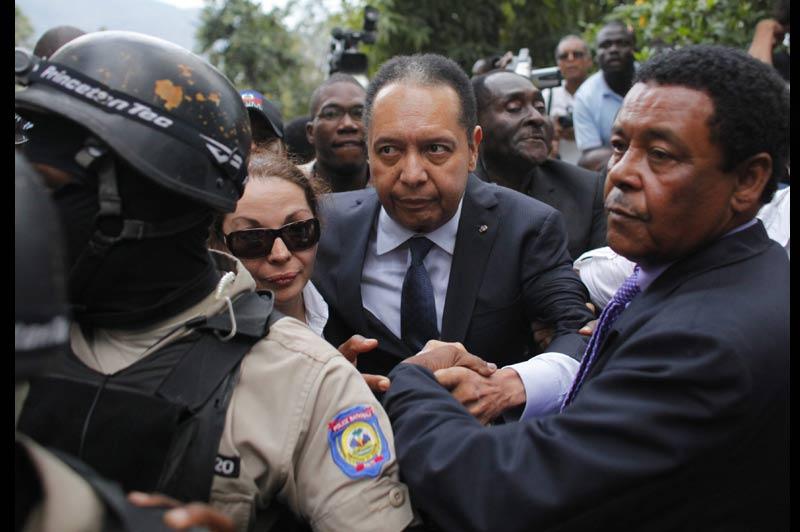 Mardi 18 janvier, deux jours après son retour inopiné en Haïti, après vingt-cinq ans d'exil, l'ex-dictateur Jean-Claude Duvalier a été entendu par la justice et inculpé de corruption, vol et détournement de fonds pendant ses années au pouvoir (1971-1986). Il est ressorti libre mais reste «à la disposition de la justice». 