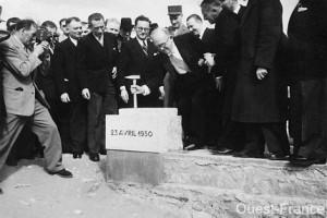 Pose de la première pierre de la reconstruction de la place Alsace-Lorraine le 23 avril 1950 par Vincent Auriol, Président de la République et Eugène Claudius-Petit, ministre de la Reconstruction et de l'Urbanisme.