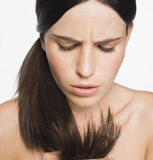 Les cheveux peuvent être cassants après une coloration, c'est pourquoi il faut en prendre soin !