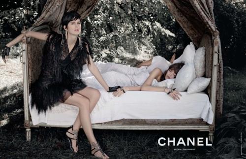 Campagne Chanel Spring - Summer 2011 : A black and white...