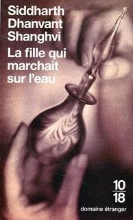 fille marchait l'eau