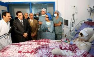 Le président Ben Ali, au chevet du jeune Tarek Mohamed Bouazizi qui s'est immolé par le feu. Bouazizi mourra quelques jours aprés.