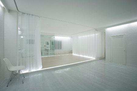 Une rénovation d’appartement épurée, blanche et translucide