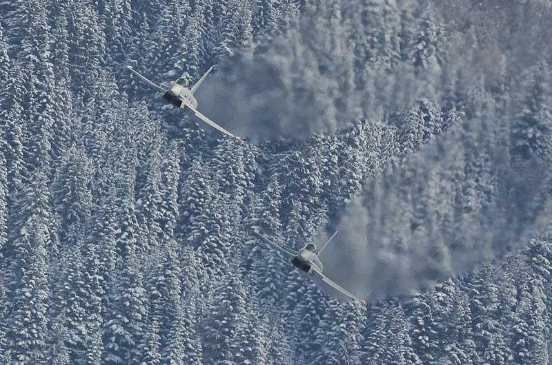 Ces deux avions de l’Armée de l’air autrichienne survolent la ville de Kitzbühel, située dans le Tyrol, samedi 22 janvier. Cette station de ski alpin et notamment la Streif, sa piste de descente, est considérée comme la plus difficile et prestigieuse du monde.