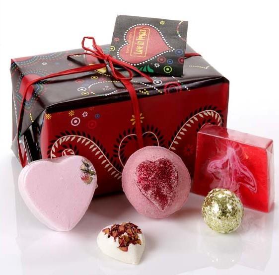 love-in-vegas-gift-set-bomb-cosmetics-2940-p.jpg