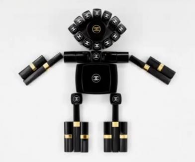 Un des robots de Chanel, entièrement fait de cosmétiques !