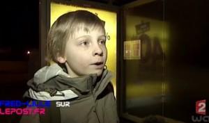 Un chauffeur de bus laisse un enfant sans titre de transport au bord de la route