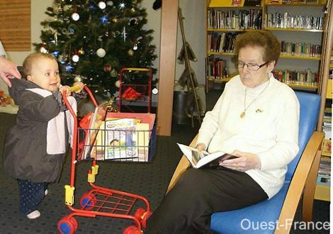 Madame Crespy, 83 ans fréquente tout comme le jeune Victoire Bancaud, 13 mois, la bibliothèque intercommunale L'épicerie d'enfance de Canisy.</P>