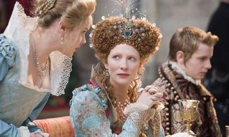 Cate Blanchett (au centre) dans Elizabeth : The Golden Age
