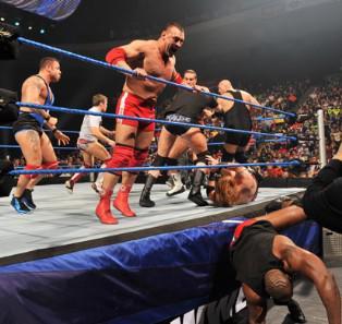 A l'instar des Superstars de Raw, les catcheurs de Raw interviennent face aux Corre de Wade Barrett