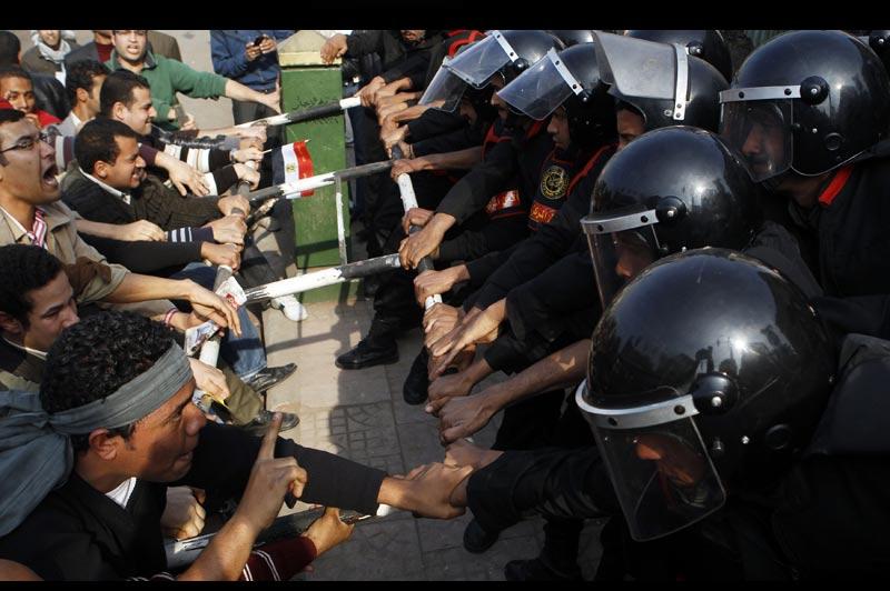 Dans le centre du Caire, mercredi 26 janvier, des affrontements ont opposé des policiers et des manifestants venus exprimer leur souhait de changement de politique. Au lendemain de la «journée de colère», les autorités égyptiennes avaient pourtant fait savoir qu'elles ne tolèreraient pas de nouvelles manifestations anti-gouvernementales. 