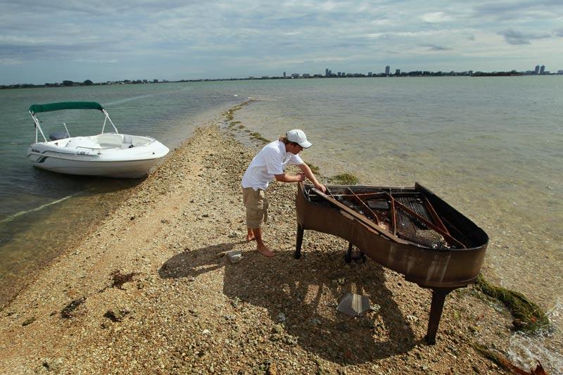 Un piano à queue est mystérieusement apparu cette semaine sur un banc de sable, dans la baie de Biscayne, au sud de Miami, sans que les autorités ne puissent expliquer les raisons de cet échouage peu banal. L'instrument, qui pèse près de 300 kilos, est placé à l'endroit le plus élevé du banc de sable, ce qui lui permet de ne pas être immergé à marée haute. 