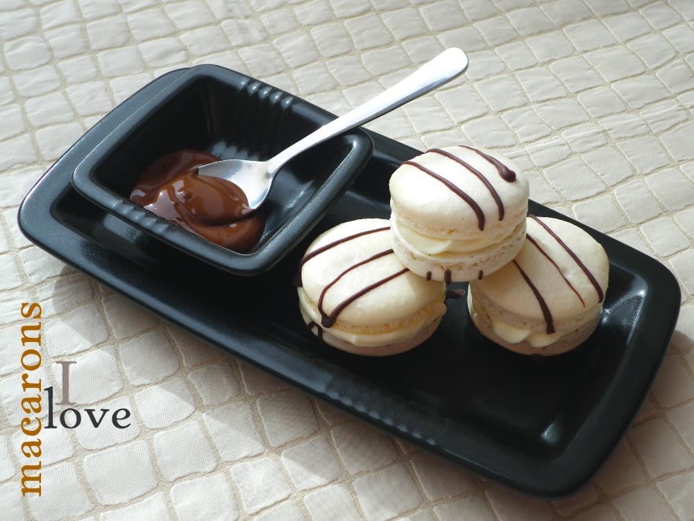 Macarons au Chocolat blanc, décorés de chocolat noir