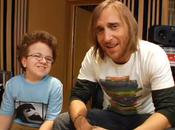 petit Keenan Cahill reçoit grand David Guetta!