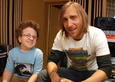Le petit Keenan Cahill reçoit le grand DJ David Guetta!