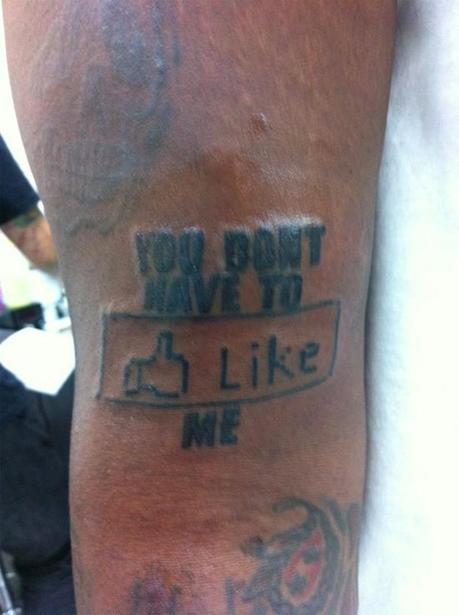 T-Pain aime Facebook et il se le tatoue !