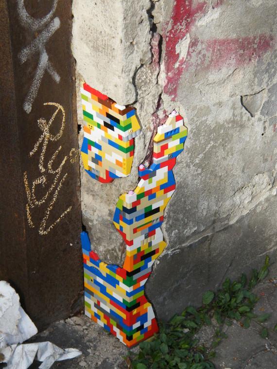 réparation de mur avec des blocs de Légo
