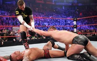Le leader des new Nexus, CM Punk, met KO Randy Orton et sauve la ceinture de The Miz