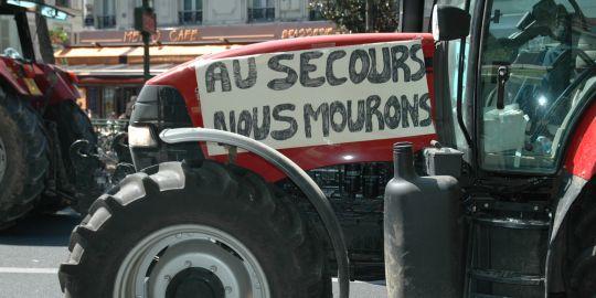 Manifestation d'agriculteurs qui veulent interpeller le président de la République, Nicolas Sarkozy, sur la baisse de leurs revenus.