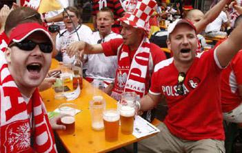 La consommation de bière dans les stades autorisée par la Pologne.