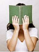femme_cachée_derrière_un_livre.png