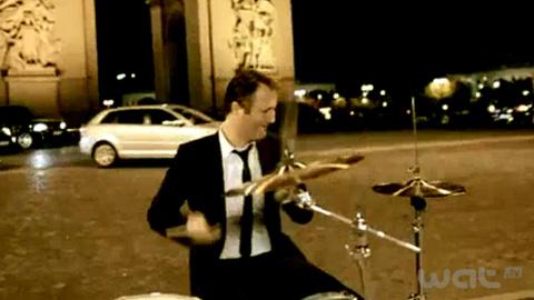 Arthur ... Il se ramasse à cause de Tomer Sisley (video)