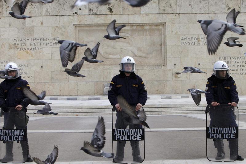 Mardi 1er février, les forces de l’ordre surveillent une manifestation à Athènes. La capitale grecque est privée de transports en commun, après la décision de syndicats de poursuivre la grève contre un projet de loi prévoyant la restructuration d’entreprises publiques.