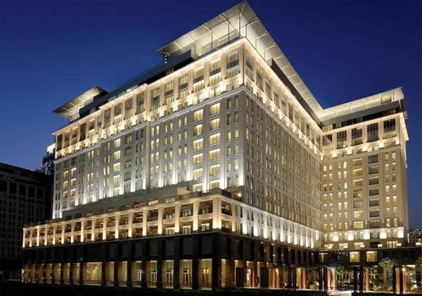 Ritz-Carlton inaugure un nouvel hôtel à Dubaï.