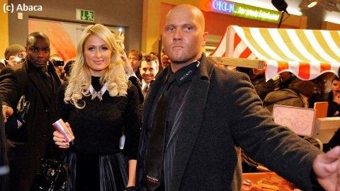 Paris Hilton ... Reconvertie en commerciale pour son champagne en canette (photos)