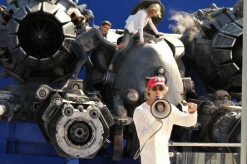 michael bay on transformers 3 550x366 e1296817235345 Transformers 3: The Dark of the Moon   Nouvelle photo en plein tournage !