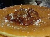 Pancakes Clinton Street baking company, garniture beurre l'érable, ananas caramélisés, noix macadam coco