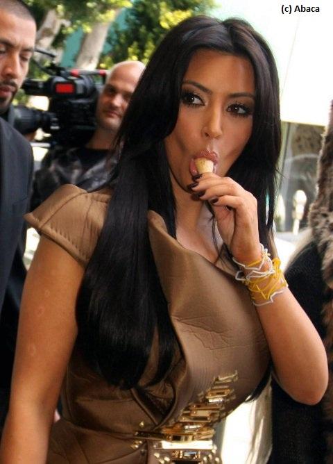 Kim Kardashian ... Intenable pour la promo de ses bracelets Silly Bandz