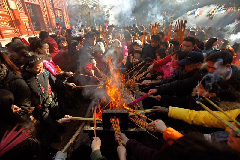 Ces personnes brûlent de l'encens et prient devant le temple des Lamas à Pékin, en Chine, jeudi 3 février, premier jour de la nouvelle année du lapin, selon le calendrier lunaire chinois. 