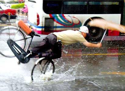 china-bicyclist-falling-2.jpg