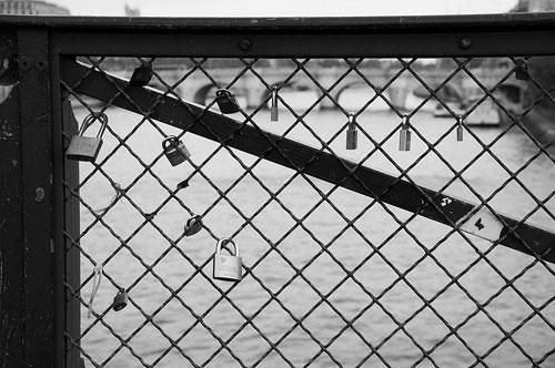 paris-saint-valentin-Pontdesartscadenas-hoosta