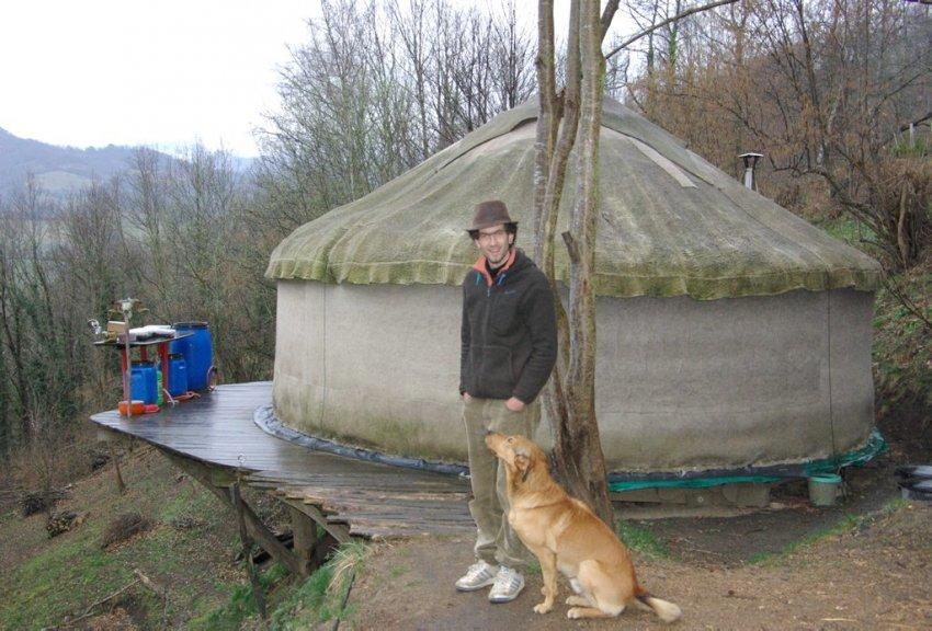 Obligés de démolir leur yourte