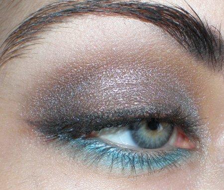 Make Up #98 : Peek-A-Blue