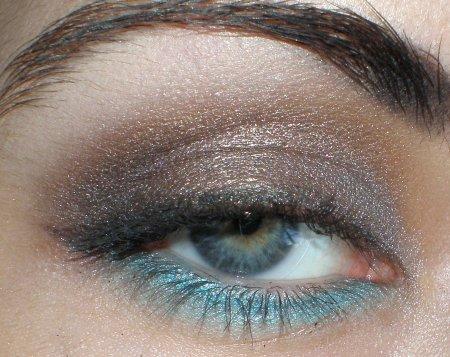 Make Up #98 : Peek-A-Blue