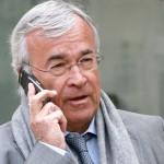 OM : Dassier tape du  poing sur la table