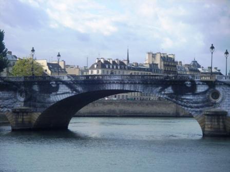 Women are heroes : JR couvre Paris de regards feminins