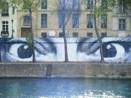 Women are heroes : JR couvre Paris de regards feminins