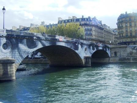 Women are heroes : JR couvre Paris de regards feminins