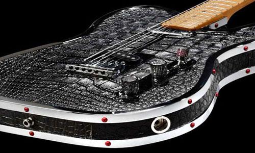 Guitare Fender telecaster en diamants et peau d’ alligator.