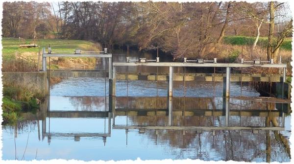 Et au milieu coule une jalle [1]