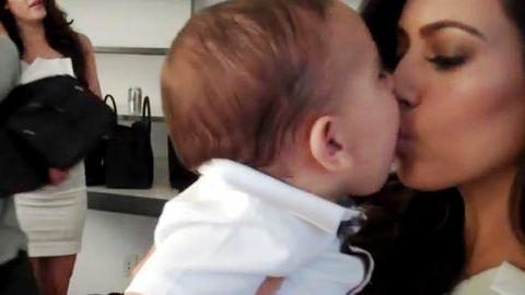 Kim Kardashian ... Complètement gaga de son neveu (vidéo)
