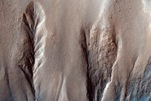 Ravines sur les pentes d'un cratère